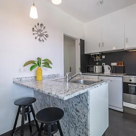 Carcavelos Retreat * Пареде